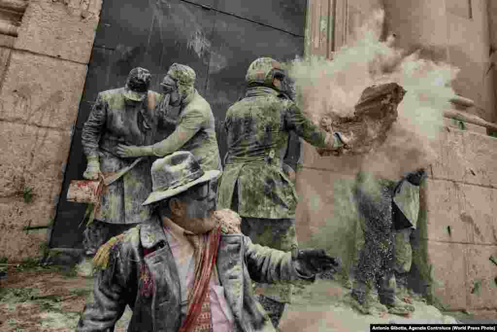 Второй приз в категории "Люди": ежегодная "мучная война", проходящая в испанском городе Аликанте. Фото – Антонио Джиботта