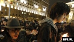 Москвичи почтили память погибших в терактах в метро.