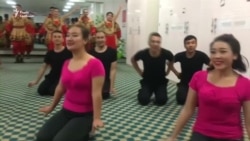 Танці, пісні, уроки кулінарії: влада Китаю показала журналістам табори перевиховання – відео Танці, пісні, уроки кулінарії: влада Китаю показала журналістам табори перевиховання – відео