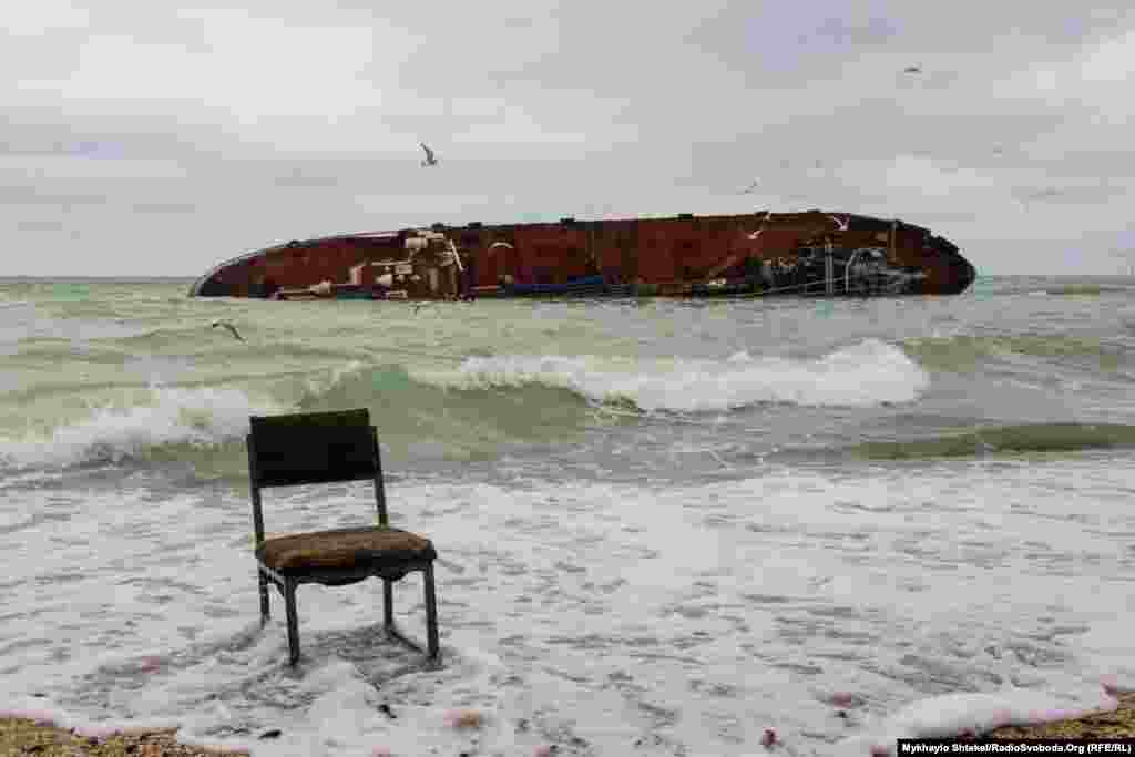 Стілець змило з палуби судна 