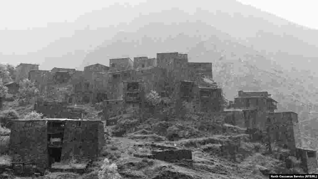 Летом в Шатили нередки сильные ливни, зимой сюда добираются только на вертолете – перевал заметает снегом. Поэтому постоянно здесь живут только пять семей. Остальные приезжают на лето – пасти скот и обслуживать туристов.