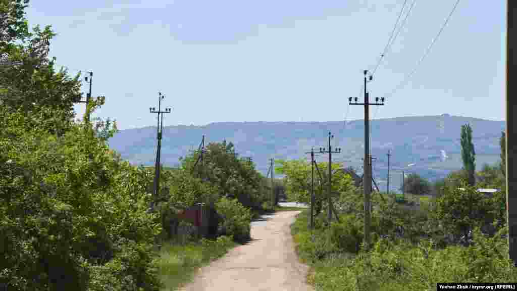 Единственная асфальтированная улица в Оборонном. Ведет она к бывшему военному «Объекту №100», который местные на жаргоне называют комплексом «Сотка»