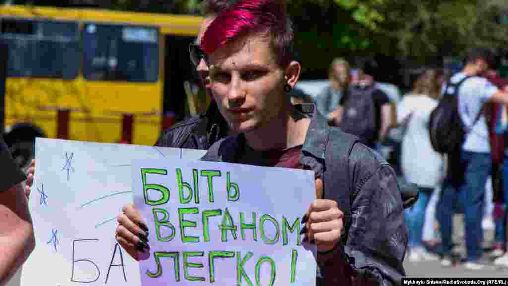 Учасник «монстрації». На його нозі татуювання японського героя аніме – демона Тоторо