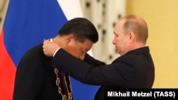 Владимир Путин вручает председателю КНР Си Цзиньпину орден Святого апостола Андрея Первозванного