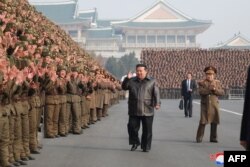 Це фото оприлюднило KCNA 21 листопада 2024 року. Кім Чен Ин з військовослужбовцями армії КНДР