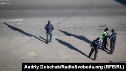 Поліція патрулює вулиці в Оболонському районі міста Києва, 24 березня 2020 року