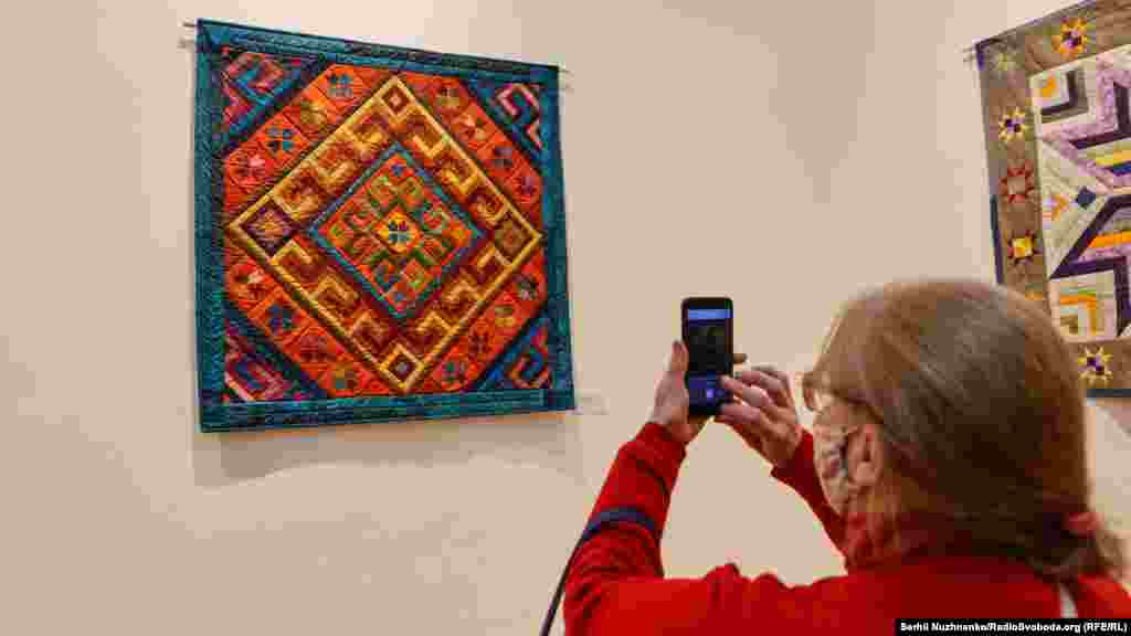 Выставка осуществляется в рамках проекта «Лоскутное шитье Украины», реализуемого под руководством заслуженного художника Украины Мамута Чурлу, который имеет богатый опыт работы с крымскотатарским орнаментом в проекте «Крымский стиль»