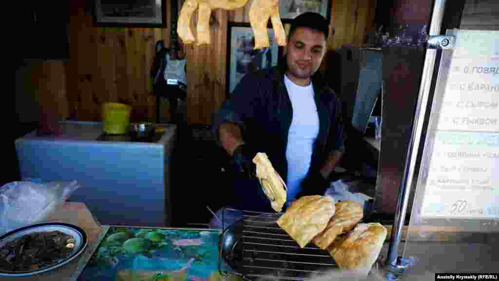 Чебуречник Женя обслуживает редких клиентов. Самыми «жирными» в плане наплыва туристов для него были 2009-2012 годы. Чтобы достичь подобного уровня, по мнению Жени, в Крым надо пустить еще и пассажирские поезда