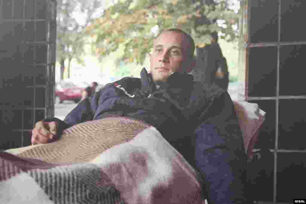 Сторожук Сергій. 26-та артелерійська бригада. Поранений під Ілловайськом. Ішемія судин ніг, потрібні імплантамни артерій. Фото Олександра Чекменьова