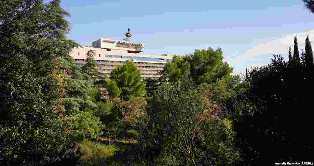 У края парка расположилась гостиница «Ялта-Интурист». Отсюда можно спуститься на длинную улицу Дражинского, названную в честь большевика-подпольщика Юрия Дражинского