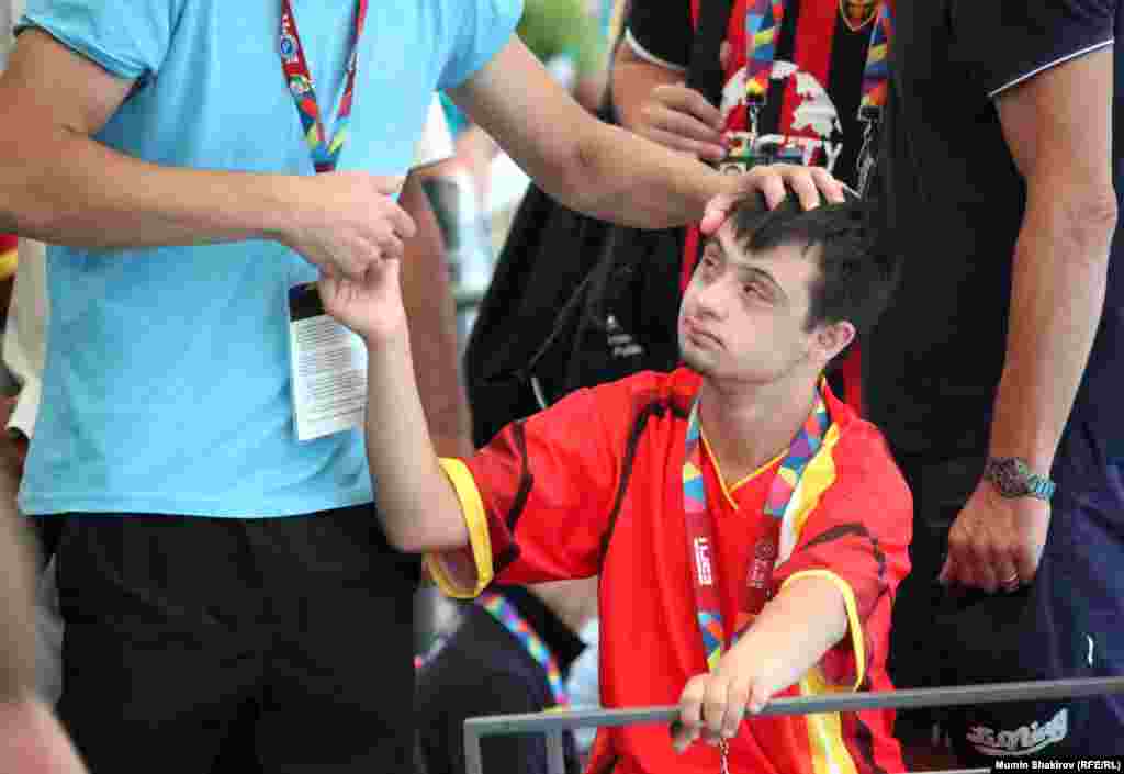 Отец и сын болельщики на стадионе в Южно-Калифорнийском университете 