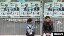 Обилие партий, претендующих на места в парламенте, приводит киргизских избирателей в замешательство