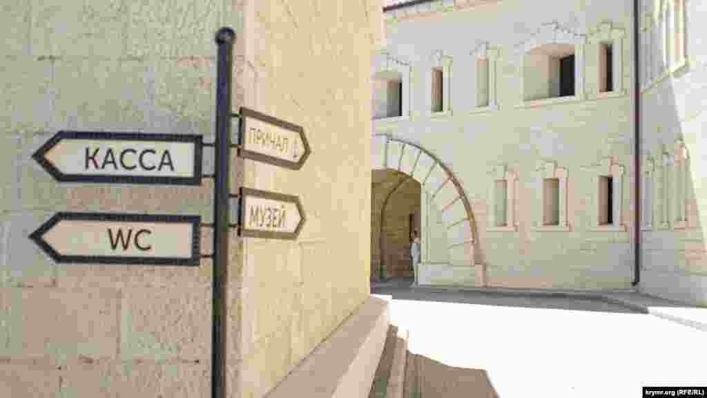 Внутренний двор с указателями. Чуть дальше – пропускной пункт и вход на территорию музея