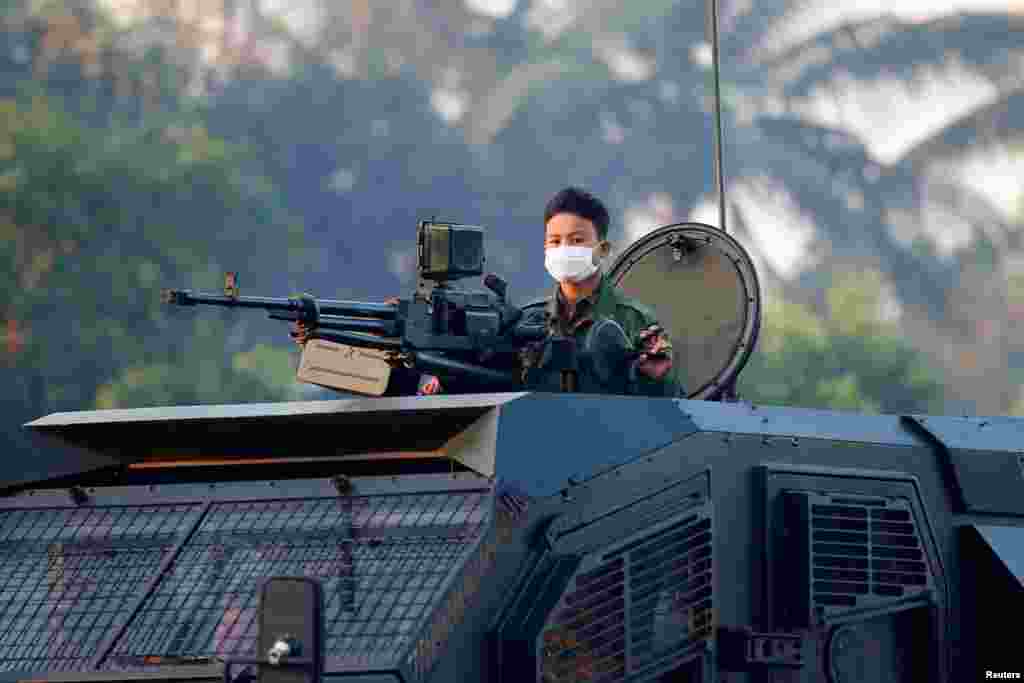 Солдат на бронетранспортері в Найп'їдо, М'янма, 15 лютого 2021 року