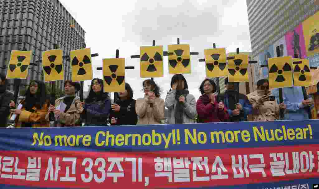 Захисники природи у Сеулі, столиці Південної Кореї, вийшли на акцію приурочену 33-й річниці трагедії на українській ЧАЕС. Напис на банері: «Досить Чорнобиля! Досить атомної енергетики!»