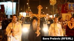 Pristalice SPC u Podgorici su nakon molebana u Hramu Hristovog Vaskrsenja krenuli u mirnu šetnju