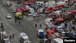 Рятувальники біля станції метро «Сінна площа» після вибухів в вагонах поїзда в Санкт-Петербурзі, 3 квітня 2017 року