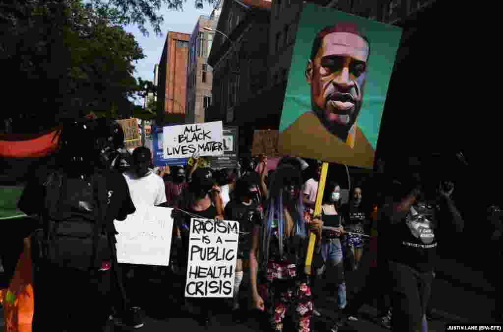 Демонстранти під час маршу «Black Lives Matter» («Життя чорношкірих мають значення») проти неправильного поводження поліції. Нью-Йорк, штат Нью-Йорк, США