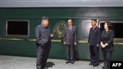 Ova fotografija zabilježena 1. septembra 2025., koju je objavila zvanična sjevernokorejska novinska agencija KCNA, prikazuje sjevernokorejskog vođu Kim Jong Una (lijevo) prije ukrcavanja na poseban voz koji će ga prevesti u Pjongjang.
