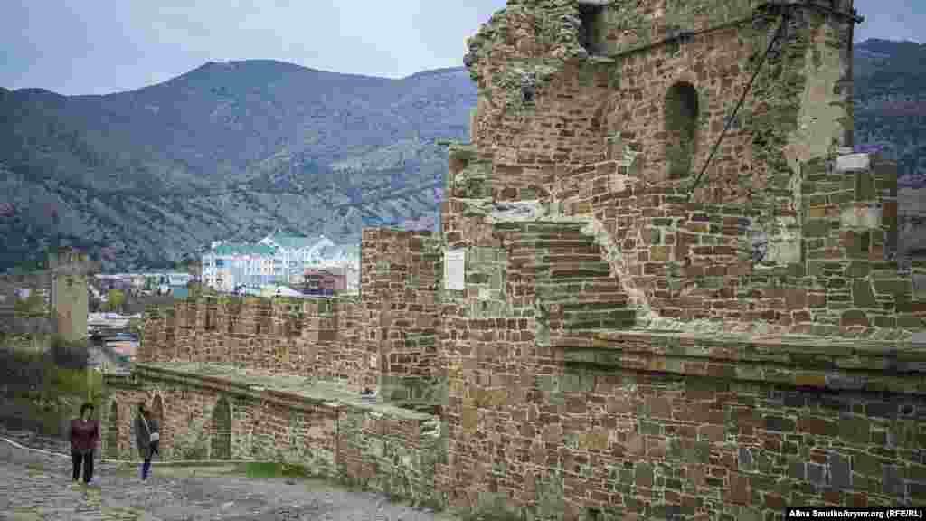 Вокруг Генуэзской крепости – две линии обороны. Стены высотой 8 и толщиной – 2 метра