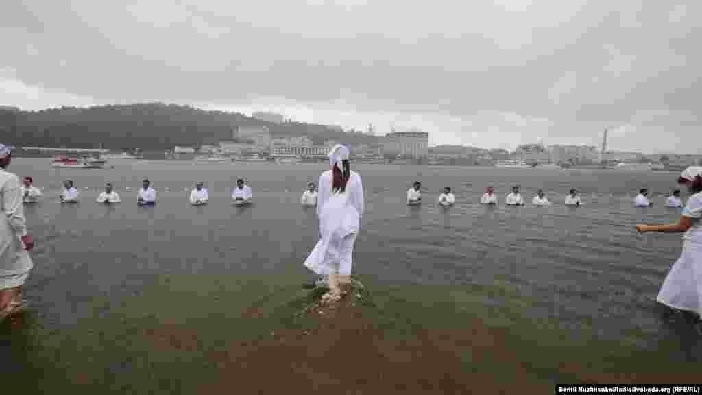 «Занурення є символом духовного вмирання для гріховного життя. А виринання з води – духовного народження в нове християнське життя з Богом згідно з Біблією», – говорять пастори