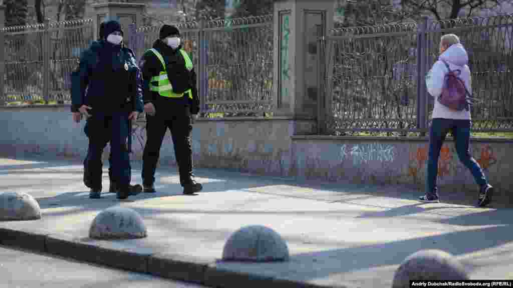 Київська область третьою в Україні запровадила стан надзвичайної ситуації через поширення коронавірусної інфекції. Раніше це зробила влада в Чернівецькій та Житомирській областях. У місті досить багато поліції. На фото – поліцейські у медичних масках неподалік станції метро Університет