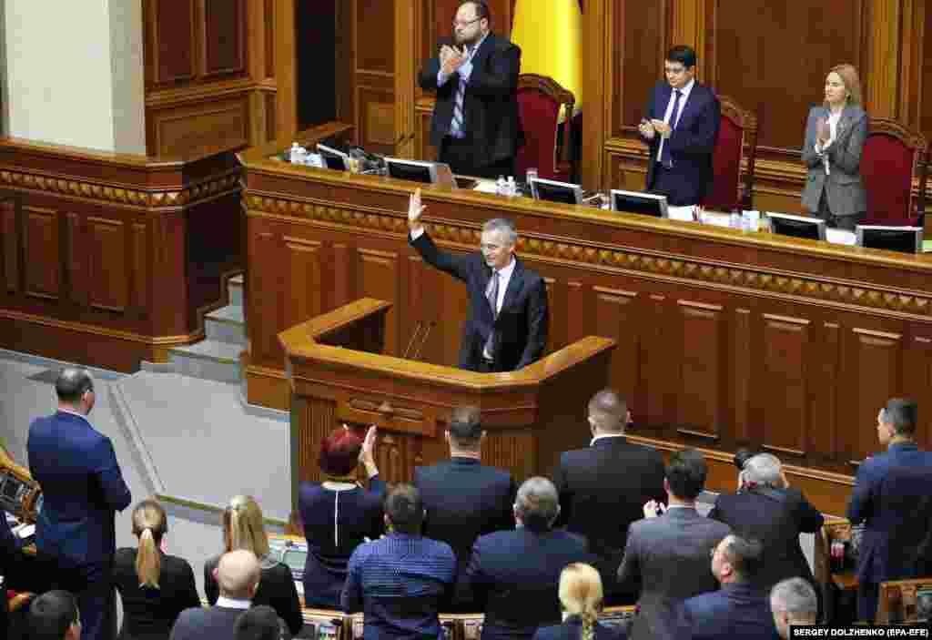 Генеральний секретар НАТО Єнс Столтенберґ під час виступу у Верховній Раді України, де він знову процитував Тараса Шевченка: «Страшно впасти у кайдани, умирать в неволі, а ще гірше – спати, спати… І спати на волі». Київ, 31 жовтня 2019 року БІЛЬШЕ ПРО ЦЕ  