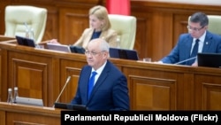 Prim-ministrul desemnat, Alexandru Munteanu se adresează deputaților pentru susținerea echipei și programului său de guvernare, Chișinău, 31 octombrie 2025.