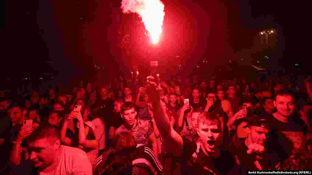 Після фінального свистка фанати подякували збірній України за гру