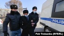 Силовики затримують чоловіка, учасника акції протесту в Алматі, Казахстан, 10 січня 2021 року