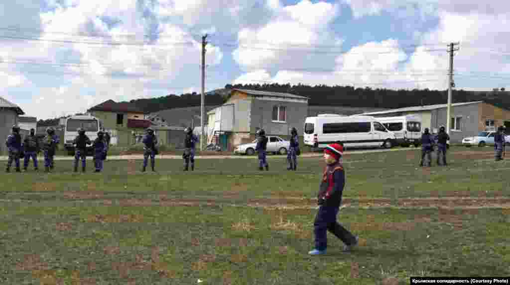 27 марта прошлого года – дата одних из самых массовых обысков в Крыму. Тогда задержали 24 человека по подозрению в участии в запрещенной в России (но не в Украине) организации «Хизб ут-Тахрир». Из-за масштаба обысков силовики оцепили по периметру не конкретные дома, а целые населенные пункты