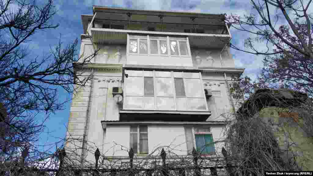 На боковых фасадах барельефы в виде амфор. В то время зодчие стремились запечатлеть «величие советского строя» даже в архитектуре жилых домов. Отсюда и монументальность, хотя данное здание фактически возводилось на задворках Севастополя – рядом проходила граница Нахимовского района города