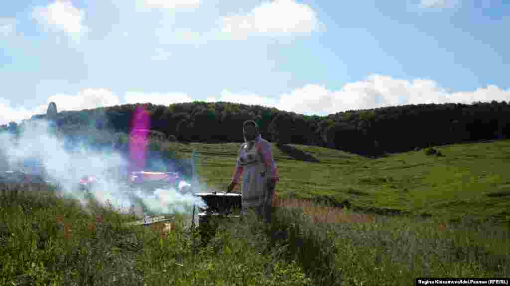 Жительница села Старое Суркино готовит традиционное блюдо из крупы и мяса жертвенного бычка в котле 