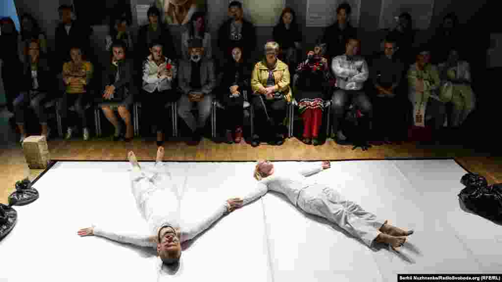 Театральный перформанс «Трава пробивает землю»