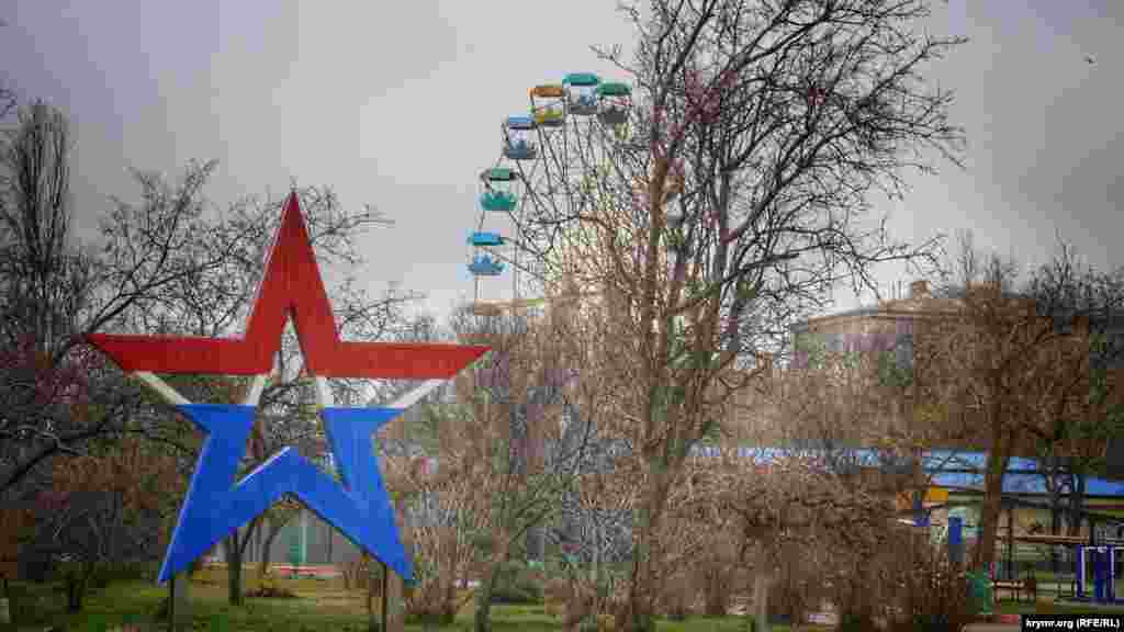 Кованая металлическая звезда в центре сквера на набережной в Керчи. Местная жительница шутит: «В Крыму в этом плане все стабильно. У нас в центре города может стоять или крест православный, или звезда советская»