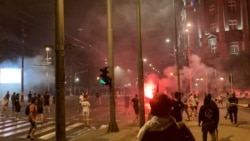 Suzavac, kamenice i pirotehnika u okršaju policije i demonstranata u Beogradu Suzavac, kamenice i pirotehnika u okršaju policije i demonstranata u Beogradu