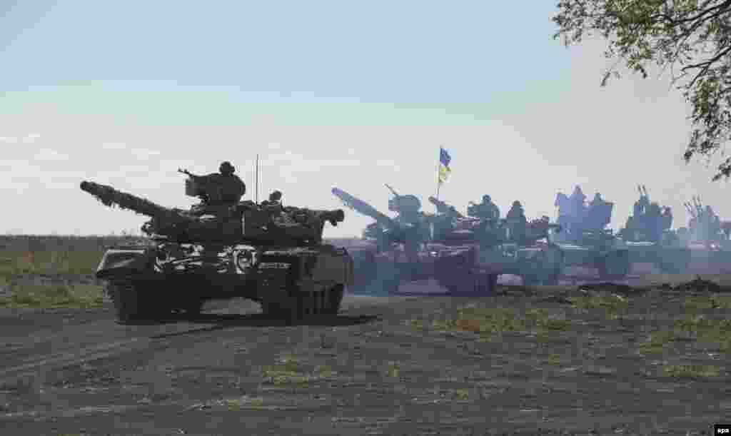 Танки батальйону «Азов» під час навчань неподалік Маріуполя, 8 жовтня 2015 року