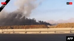 Це зображення, взяте з відео агентства IRINN 13 червня 2025 року, показує те, що телебачення описало як дим, що клубочиться від вибухів у Натанзі після того, як заяви Ізраїлю про удари по іранських ядерних та військових об'єктах