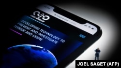 Програма використовувала вразливість «нульового дня» – недоліки або помилки в операційній системі, про які виробник мобільного телефону ще не знає і тому не може їх виправити