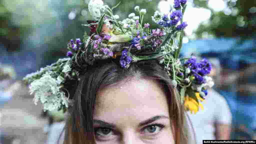 Майже всі дівчата прикрасили голови вінками з купальських трав. Існує повір'я, що зібрані в ніч на Івана Купала чи вранці рослини мають особливу силу