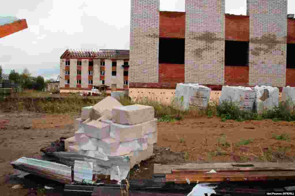 Щекотливости поднявшемуся вокруг "Родникового края" шуму придает и факт приобретения в этом жилом комплексе по государственной программе пяти квартир для детей-сирот. Получается, что целый штат юристов и экономистов администрации Ижевска, выступившей покупателем этого "сомнительного" жилья, тоже дурака сваляли?