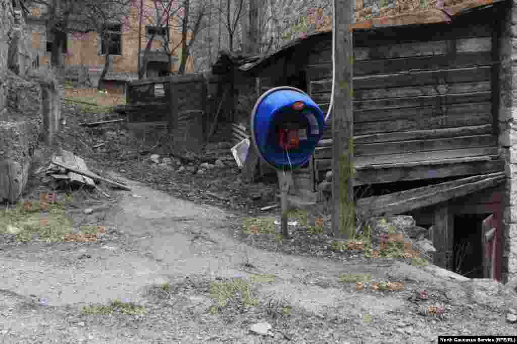 Местная достопримечательность -  новенький таксофон. Только позвонить с него нельзя - жетоны тут купить негде.