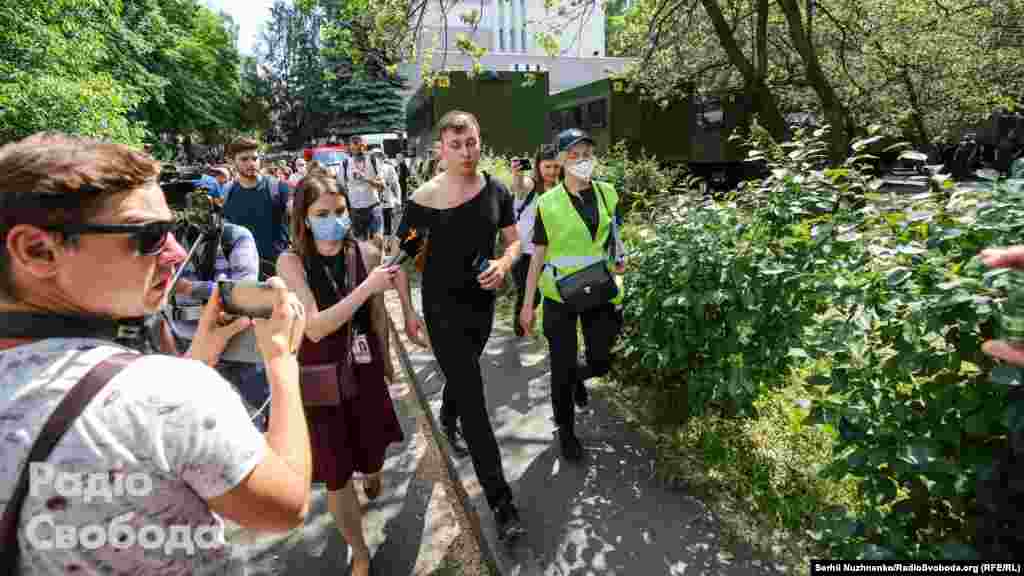 На фото народний депутат від партії «Голос» Роман Лозинський. У прямому етері Радіо Свобода, в розірваній футболці, він заявив про перевищення влади силовиками, які заважали йому пройти до затриманих