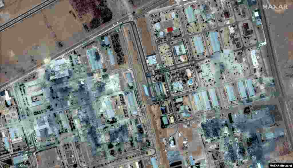 Satelitski snimak postrojenja za obogaćivanje u Isfahanu od 19. juna i drugi snimak napravljen 22. juna nakon američkih napada.