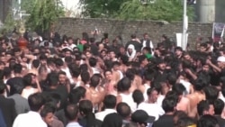 Тисячі мусульман-шиїтів пройшли Ісламабадом, бичуючи себе – відео