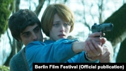 Ника учит свою невесту стрелять из пистолета