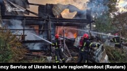 Рятувальники ліквідують наслідки російського удару у Львові, 21 серпня 2025 року