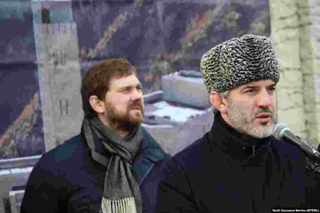 Среди делегации, присутствовавшей на открытии мемориального комплекса "Общей памяти и общей судьбы - Ахульго", присутствовал депутат Госдумы Бувайсар Сайтиев.