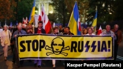 Під час акції біля посольства Росії у Польщі, на якій майоріли українські та польські прапори. Варшава, 2014 рік