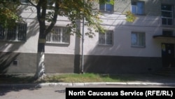 За это неприметное здание во Владикавказе между жильцами и правительством развернулась нешуточная борьба